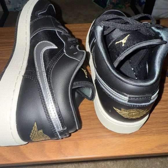 Jordan 1 Low SE “Black/Metallic Silver/Sail/Metallic Gold" - Picture 6 of 9